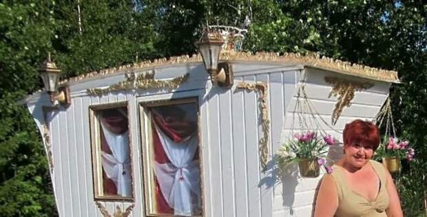 туалет в виде кареты, королевский туалет на даче