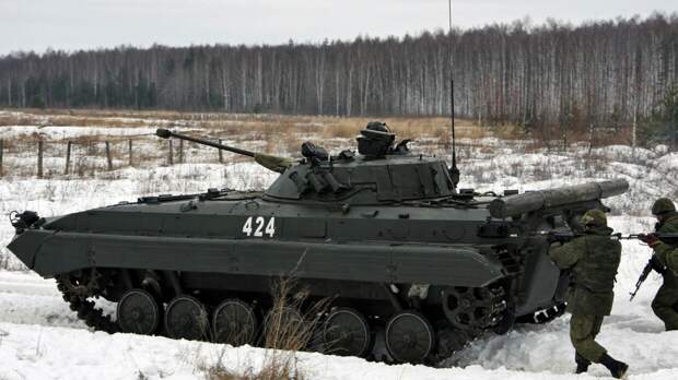 Видео превращения автомобильного прицепа в БМП-2 появилось в Сети