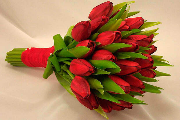 Красные тюльпаны на День Святого Валентина символизируют чистую любовь