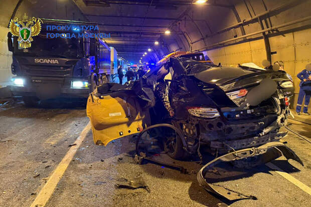 На северо-западе Москвы на видео попало столкновение Mercedes и "КамАЗа"