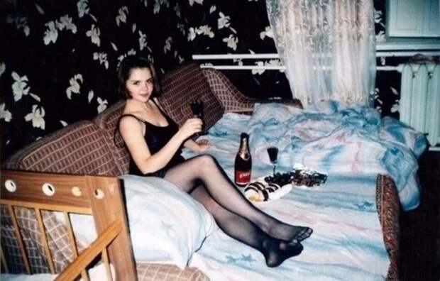 Когда не было соцсетей: фото девушек 90-х, которые только сейчас попали в интернет