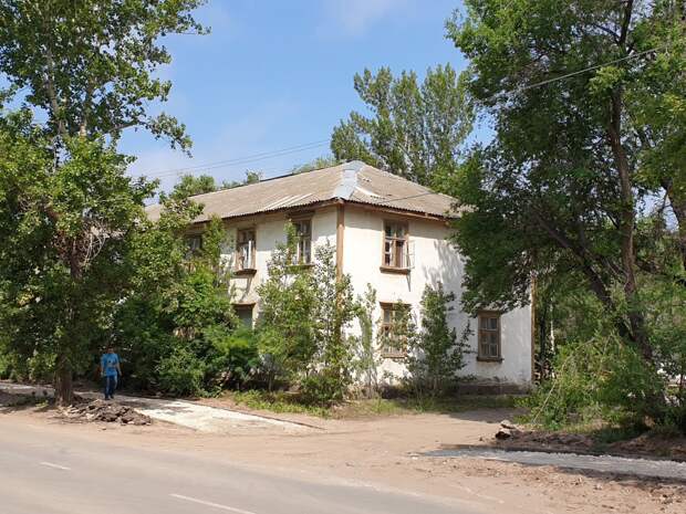 Как можно жить в бараке, и при этом покупать дорогое авто?