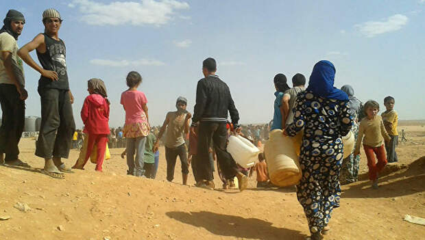 Сирийские беженцы в лагере Рукбан на границе Иордании с Сирией