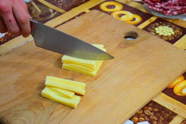 Сыр по длине старайтесь нарезать не больше чем палочки колбасы Жареный картофель с сюрпризом, видео, еда, своими руками