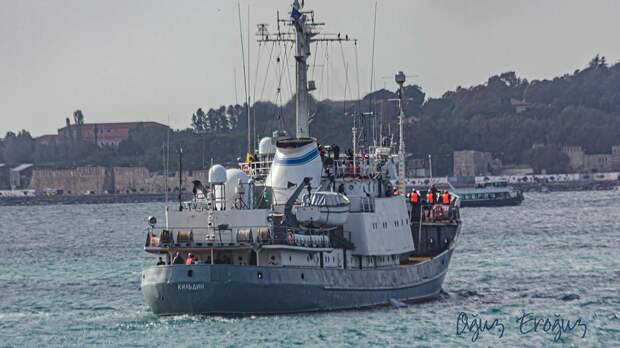 Разведывательный корабль ВМФ России вошел в Средиземное море