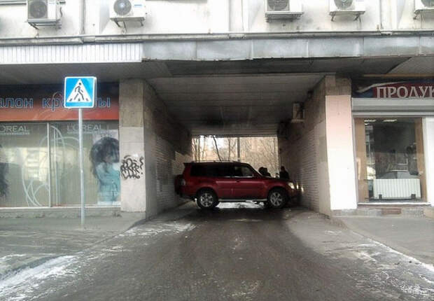 Но даже в городе навигатор способен поставить в тупик любого. Вот что случится, если слишком резко повернуть направо... дороги, заблудился, навигатор, прикол, юмор