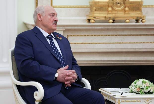 Лукашенко заявил, что удивлен отказом ряда соседних стран признавать День Победы