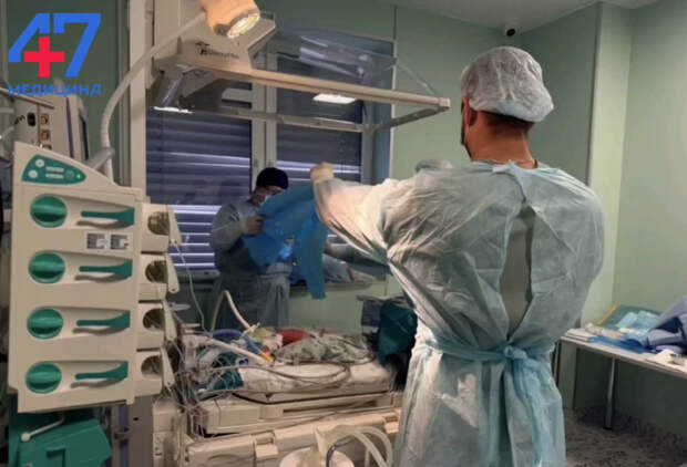 Российские врачи в нестандартных условиях провели операцию малышке с весом в килограмм