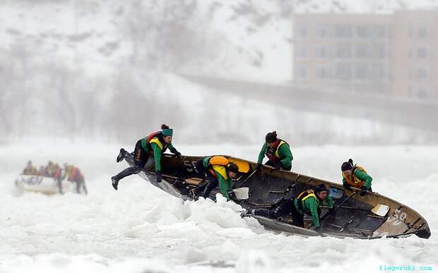 Команда Volvo приняла участие в ледовых гонках на каноэ на реке Святого Лаврентия во время Зимнего карнавала в Квебеке.