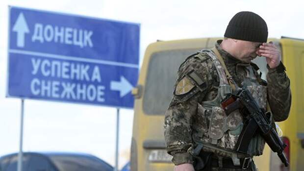 Военнослужащий ДНР у контрольно-пропускного пункта Успенка в Донецкой области Военнослужащий ДНР у контрольно-пропускного пункта Успенка в Донецкой области