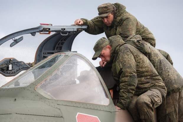 Подготовка самолета ВКС России на авиабазе Хмеймим в Сирии