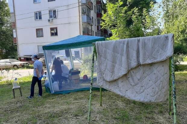 «Думали, семечками торгуют, а оказалось — УИК»/ Голосование по поправкам проводят в автобусах, багажниках авто и на лавочках