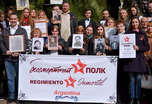 Участники акции памяти "Бессмертный полк" в преддверии празднования Дня Победы, Буэнос-Айрес, 9 мая
