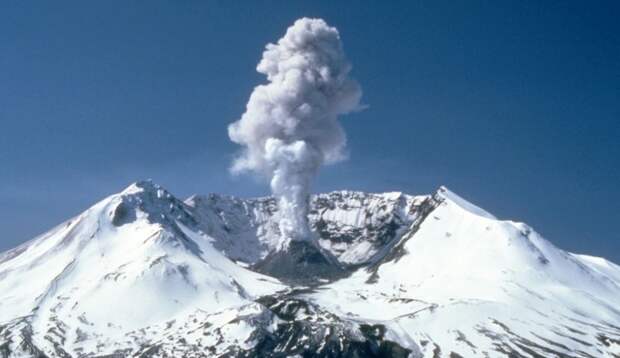 Школьная линейка на Курилах прошла на фоне извержения вулкана