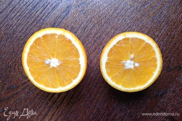 Выжать свежий сок из апельсинов и мандаринов.