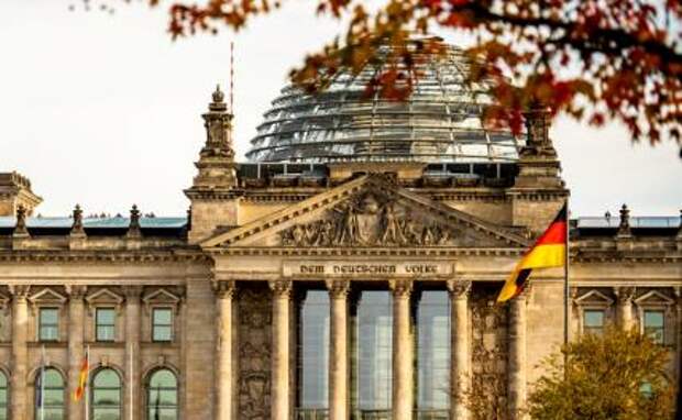 На фото: здание Бундестага, Берлин, Германия.