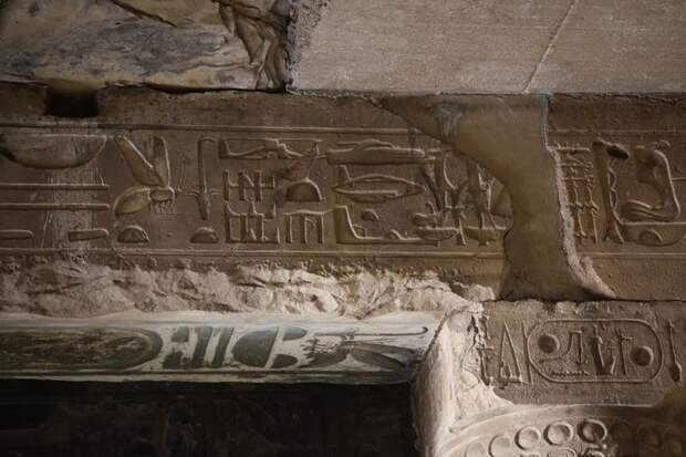 Фрагмент балки внутри храма Сети I.