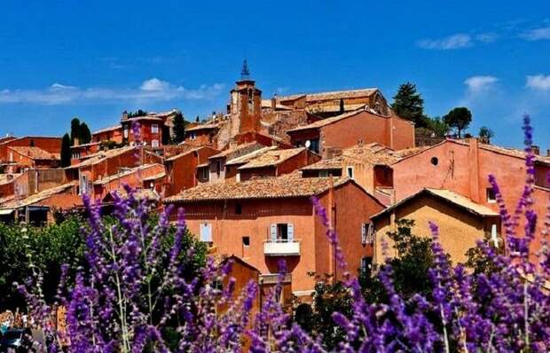 Все дома города имеют цвет охры (Roussillon).