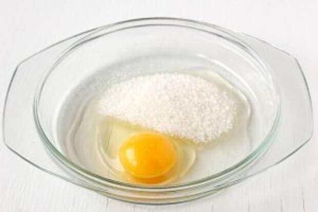 Растереть яйцо с сахаром.