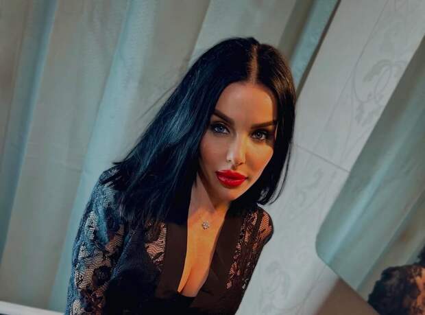 Певица Юлия Волкова показала фото со съемки в кружевном халате и белье