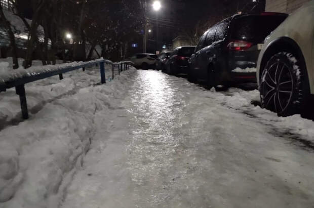 Автоэксперт Мишин объяснил, как управлять машиной в весенний гололёд