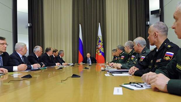 Президент России Владимир Путин проводит совещание с военными в резиденции Бочаров ручей в Сочи