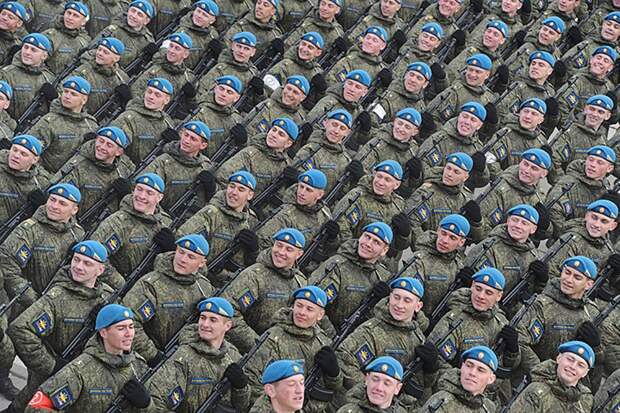 Ради того, чтобы во всем блеске в течение часа в День Победы предстать перед зрителями, участники парада уже прошли сотню километров