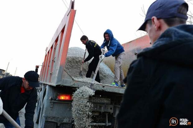 В Свердловской области автомобилисты сами заделывают ямы на дорогах  асфальт, ремонт дорог, ямы