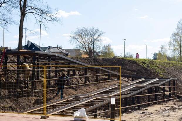 В новом смоленском сквере завершается строительство пандуса