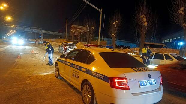 В Нижнем Тагиле столкнулись два автомобиля, из окна одного вылетела девочка 1,5 лет