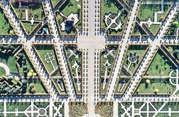 Павелс Прокопец сделал впечатляющий аэроснимок симметричных аллей и садов Рундальского дворца, который является одним из самых выдающихся памятников искусства барокко и рококо в Латвии Sony World Photography Awards, животные, конкурс, люди, природа, путешествие, фотомир