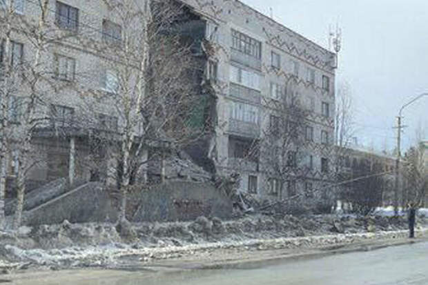 Прокуратура начала проверку после обрушения подъезда общежития в Печоре