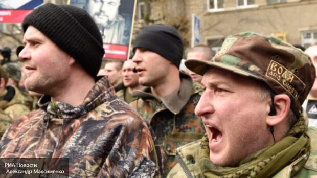 Одесситов поставили на колени перед осажденным генконсульством РФ