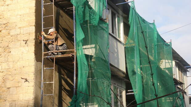 В Омске приступили к капитальному ремонту фасадов домов перед визитом Путина