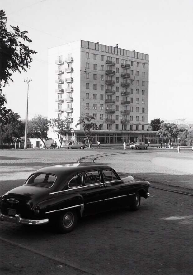 Донецк. Будущая Площадь  коммунаров. Гастроном Южный. 60-е