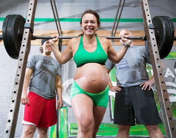 Беременная женщина в спортзале беременная девушка, беременные