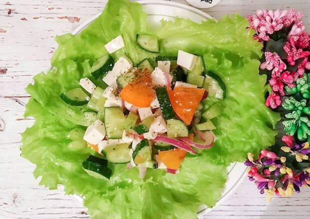 Овощной салат с хурмой и брынзой 🥗 recipe main photo