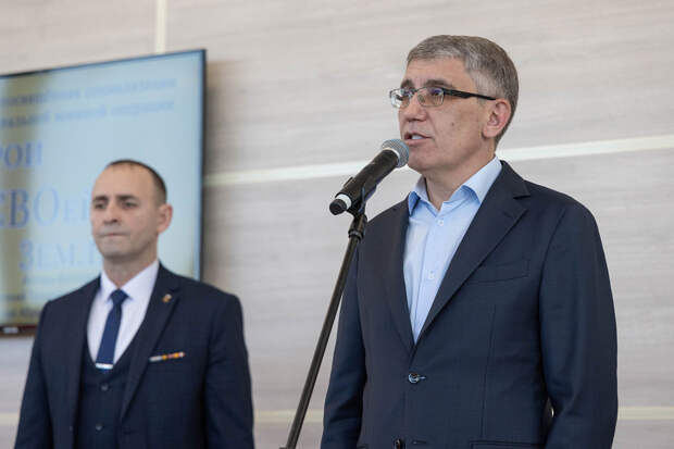 Дмитрий Миляев посетил фотовыставку "Герои СВОей Земли" в парке "Патриот"