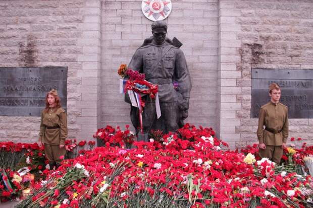 Бронзовый солдат. Памятник воину Красной Армии — освободителю Таллина, перенесённый властями Эстонии на кладбище