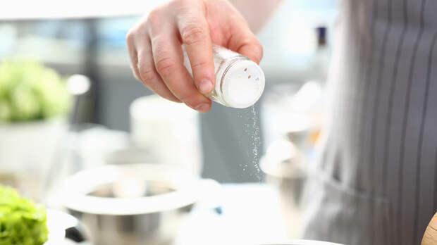 Нутрициолог Семаева посоветовала пожилым заменить соль на пряные приправы