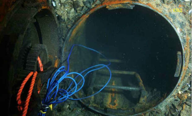 Проникли на затонувшую подлодку Л-24: аквалангисты вскрыли ржавый люк