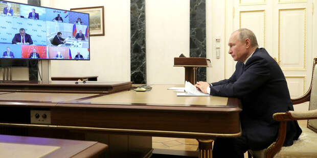 Путин наградил медиков за борьбу с COVID-19