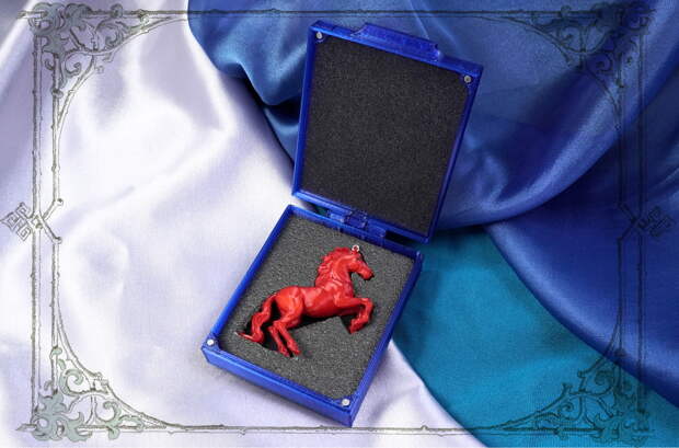 Подарок на Новый Год: Красная Елочная Лошадка в Праздничном Футляре от Joker-Studio