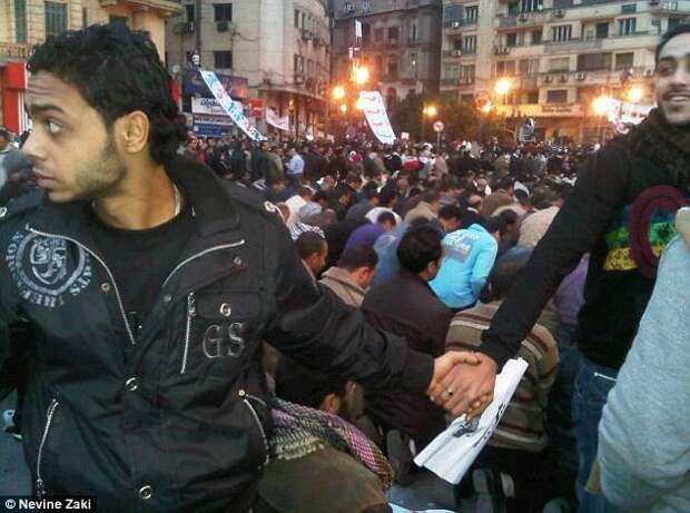 5. Христиане, защищающие молящихся мусульман в разгар протеста в Египте  сила, фотография