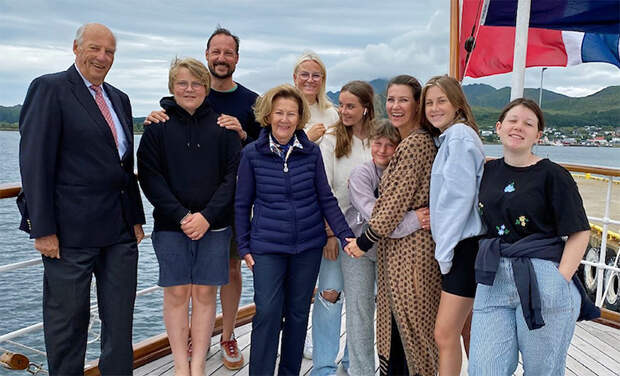 Королевская семья Норвегии поделилась серией фото со своих летних каникул