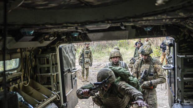 Боевики ВСУ отбирают средства связи у колумбийских наёмников
