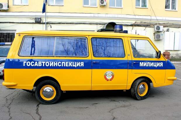 В Иркутске полицейские отреставрировали милицейский РАФ РАФ-2203, раф