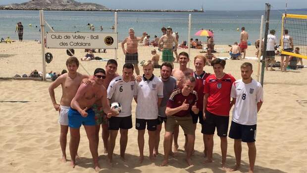 Российские и английские болельщики сразились в бичволлей на пляже Марселя. Фото Дмитрий ЗЕЛЕНОВ