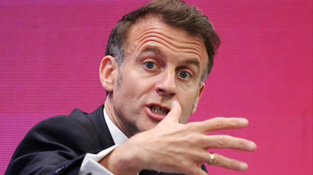 Географию отменили: Захарова о словах Макрона про средние по размеру государства