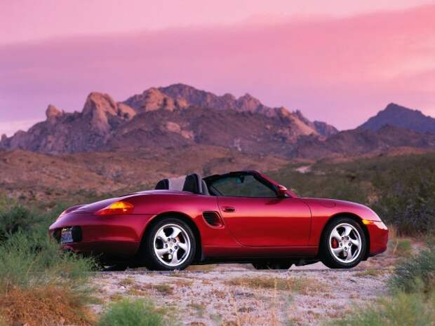 Вдохновением для этой модели послужил Porsche Spyder 550, выпускавшийся в 50-х годах.Boxster был представлен в 1996 году как Porsche для начинающих и оснащен 2,5-литровым 6-цилиндровым двигателем в сочетании с механической или автоматической коробкой передач.Модель оказалась очень удачной и по мнению многих спасла Porsche от банкротства.Его сейчас можно найти на вторичном рынке всего за 12 000 долларов, но хороший экземпляр будет стоить не менее 20 000 долларов.